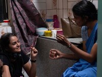 「私たちが光と想うすべて」の現場より、監督のパヤル・カパーリヤー（左）©Aboli Maharwade