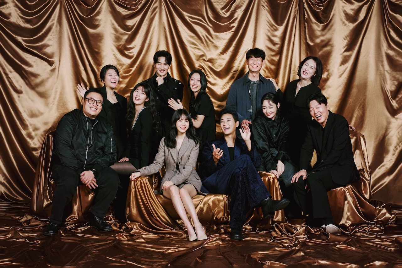 「照明店の客人たち」キャスト陣の特別写真。「照明店の客人たち」ディズニープラスのスターで全話独占配信中 ©2025 Disney and its related entities