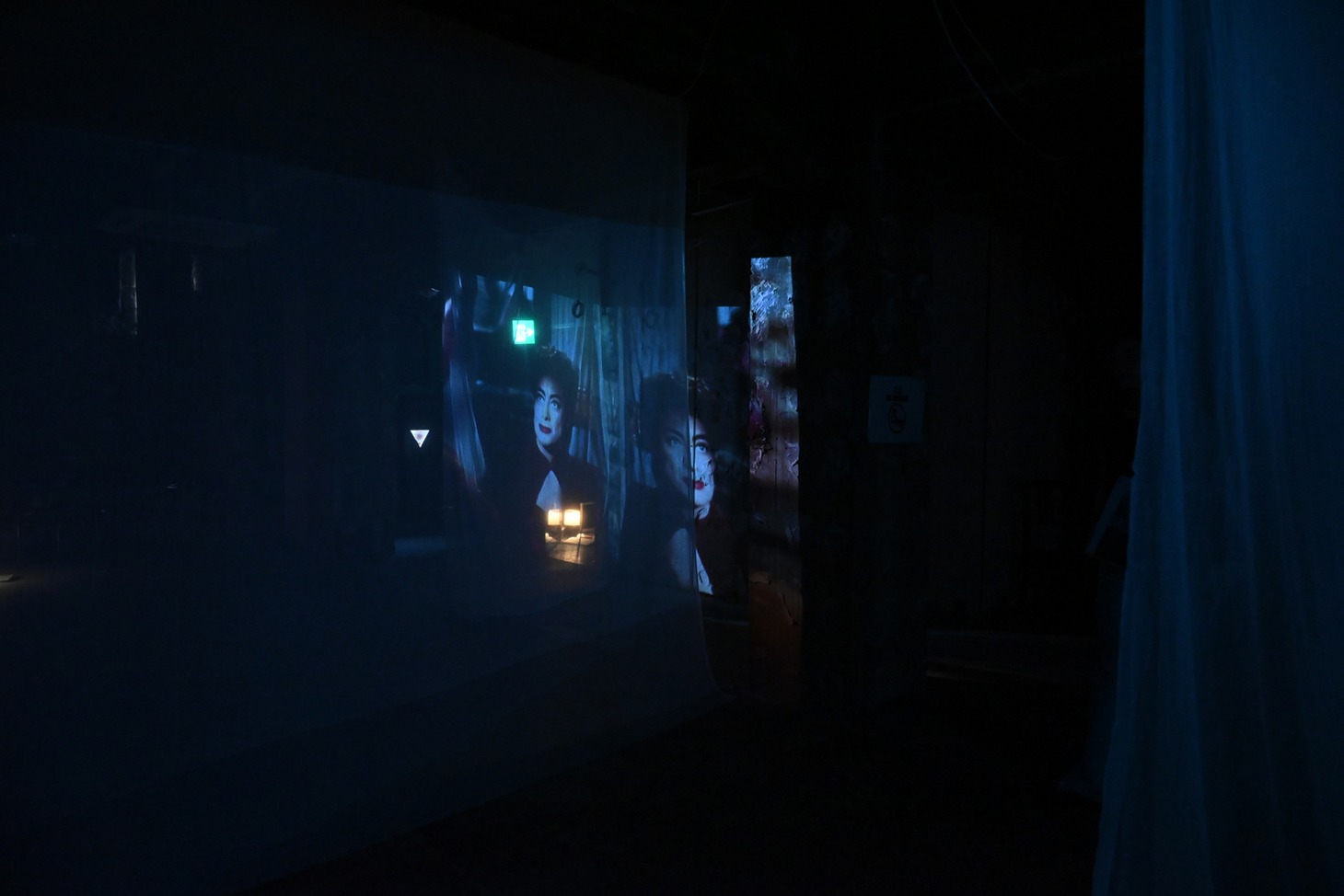 ニコラス・レイの「大砂塵」を引用した投影の様子。ジョーン・クロフォードを映したカットがスクリーンを移動する