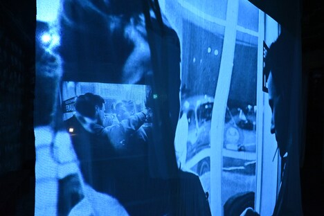 奥のスクリーンが透けて見える様子