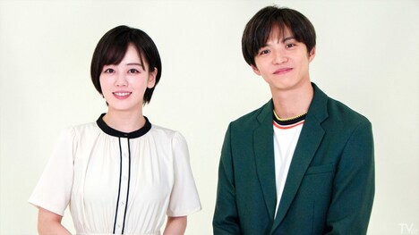 左から伊原六花、佐藤大樹