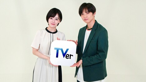 左から伊原六花、佐藤大樹