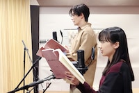 「果てしなきスカーレット」より、スカーレット役の芦田愛菜（手前）、聖役の岡田将生（奥）