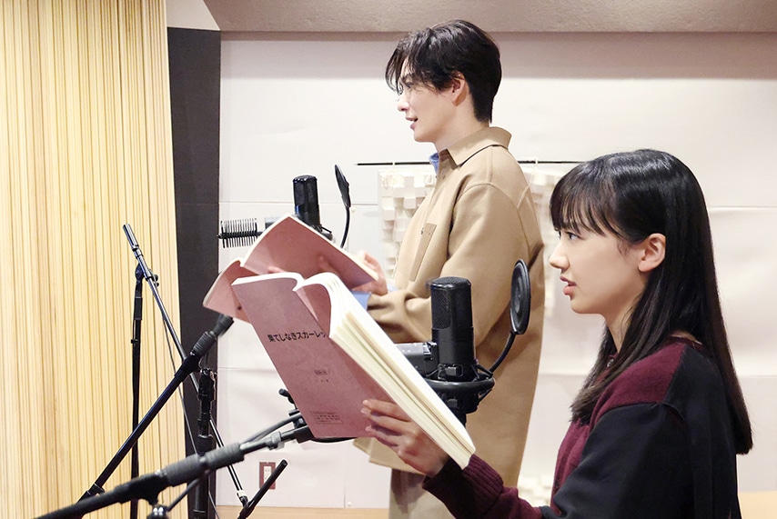 「果てしなきスカーレット」より、スカーレット役の芦田愛菜（手前）、聖役の岡田将生（奥）