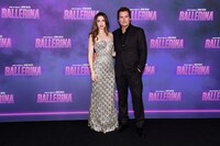 左からアナ・デ・アルマス、レン・ワイズマン