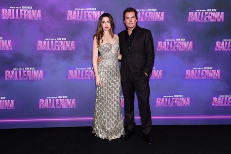 左からアナ・デ・アルマス、レン・ワイズマン