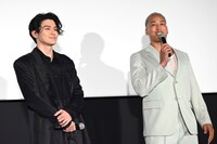 左から眞栄田郷敦、関口メンディー