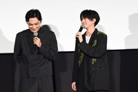 板垣李光人（右）に“かわいかったエピソード”を披露され、照れる吉沢亮（左）