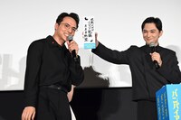 満島真之介（左）が書いた願い事を掲げる吉沢亮（右）