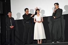 フォトセッションの準備中、観客に向けてポーズを決める吉沢亮（右）と盛り上げる満島真之介（中央左）