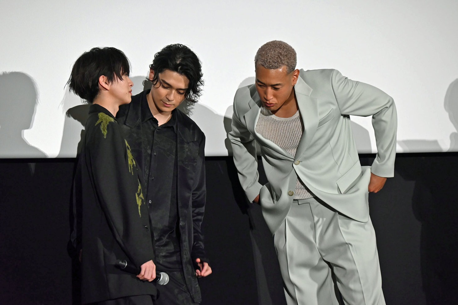 フォトセッションの準備中、談笑する板垣李光人（左）、眞栄田郷敦（中央）、関口メンディー（右）