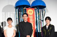 「ババンババンバンバンパイア」初日舞台挨拶にて、左から原菜乃華、吉沢亮、板垣李光人