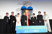 「ババンババンバンバンパイア」初日舞台挨拶にて、左から浜崎慎治、満島真之介、原菜乃華、吉沢亮、板垣李光人、眞栄田郷敦、関口メンディー