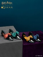 「ホグワーツ4寮」シリーズ リボンフラットパンプス（各税込1万8700円）