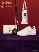 「入学許可証」シリーズ プラットフォームスニーカー(右下 / 税込1万8700円)、「入学許可証」シリーズ スマホショルダー(左 / 税込1万6500円)、「入学許可証」シリーズ 晴雨兼用折り畳み傘(右上 / 税込4950円)