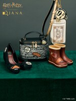 「ホグワーツ特急」シリーズ バレエシューズ（左端 / 税込1万8150円）、「ホグワーツ特急」シリーズ バニティバッグ（中央左 / 税込1万6500円）、「ホグワーツ特急」シリーズ スマホショルダー（右上 / 税込1万6500円）、「ホグワーツ特急」シリーズ キッズレインシューズ（右下 / 税込8800円）