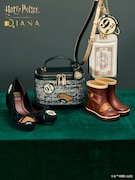 「ホグワーツ特急」シリーズ バレエシューズ(左端 / 税込1万8150円)、「ホグワーツ特急」シリーズ バニティバッグ(中央左 / 税込1万6500円)、「ホグワーツ特急」シリーズ スマホショルダー(右上 / 税込1万6500円)、「ホグワーツ特急」シリーズ キッズレインシューズ(右下 / 税込8800円)