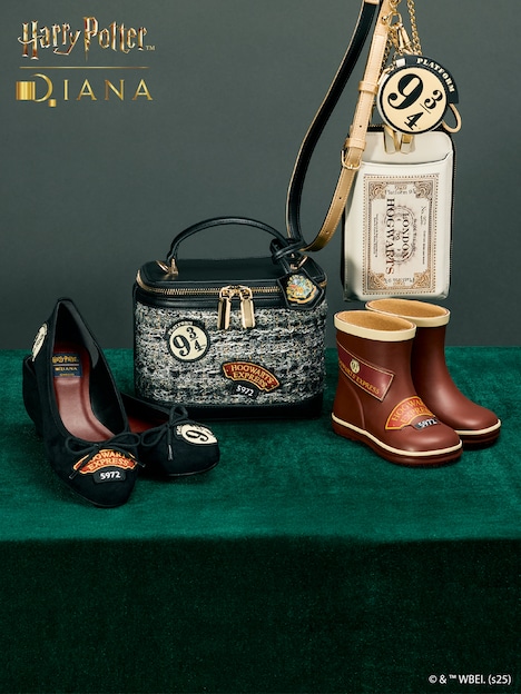 「ホグワーツ特急」シリーズ バレエシューズ(左端 / 税込1万8150円)、「ホグワーツ特急」シリーズ バニティバッグ(中央左 / 税込1万6500円)、「ホグワーツ特急」シリーズ スマホショルダー(右上 / 税込1万6500円)、「ホグワーツ特急」シリーズ キッズレインシューズ(右下 / 税込8800円)