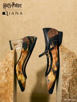 「大広間」シリーズ クリアヒールパンプス（左 / 税込2万3100円）、「大広間」シリーズ メリージェーン（右 / 税込1万8700円）