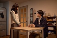 左から山下美月演じる茉菜、萩原利久演じる和希