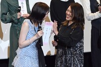 サプライズ登壇した辻村深月（右）と手をあわせる桜田ひより（左）