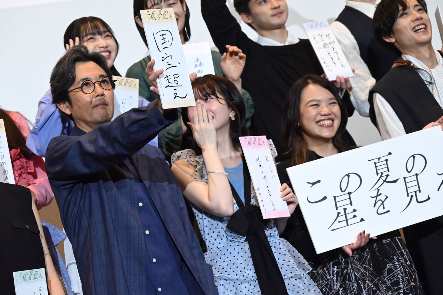「国宝超え」をアピールする岡部たかし（左）