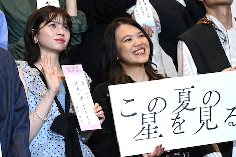 左から桜田ひより、辻村深月