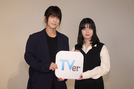 左から岩田剛典、蒔田彩珠