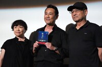 「学校の怪談」Blu-ray発売記念舞台挨拶の様子。左から奥寺佐渡子、野村宏伸、平山秀幸