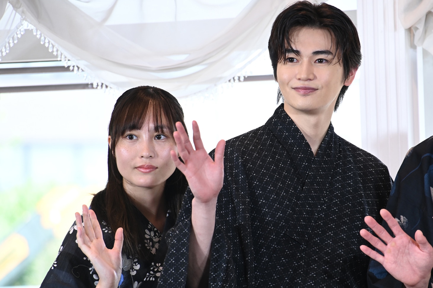 左から松本花奈、西垣匠