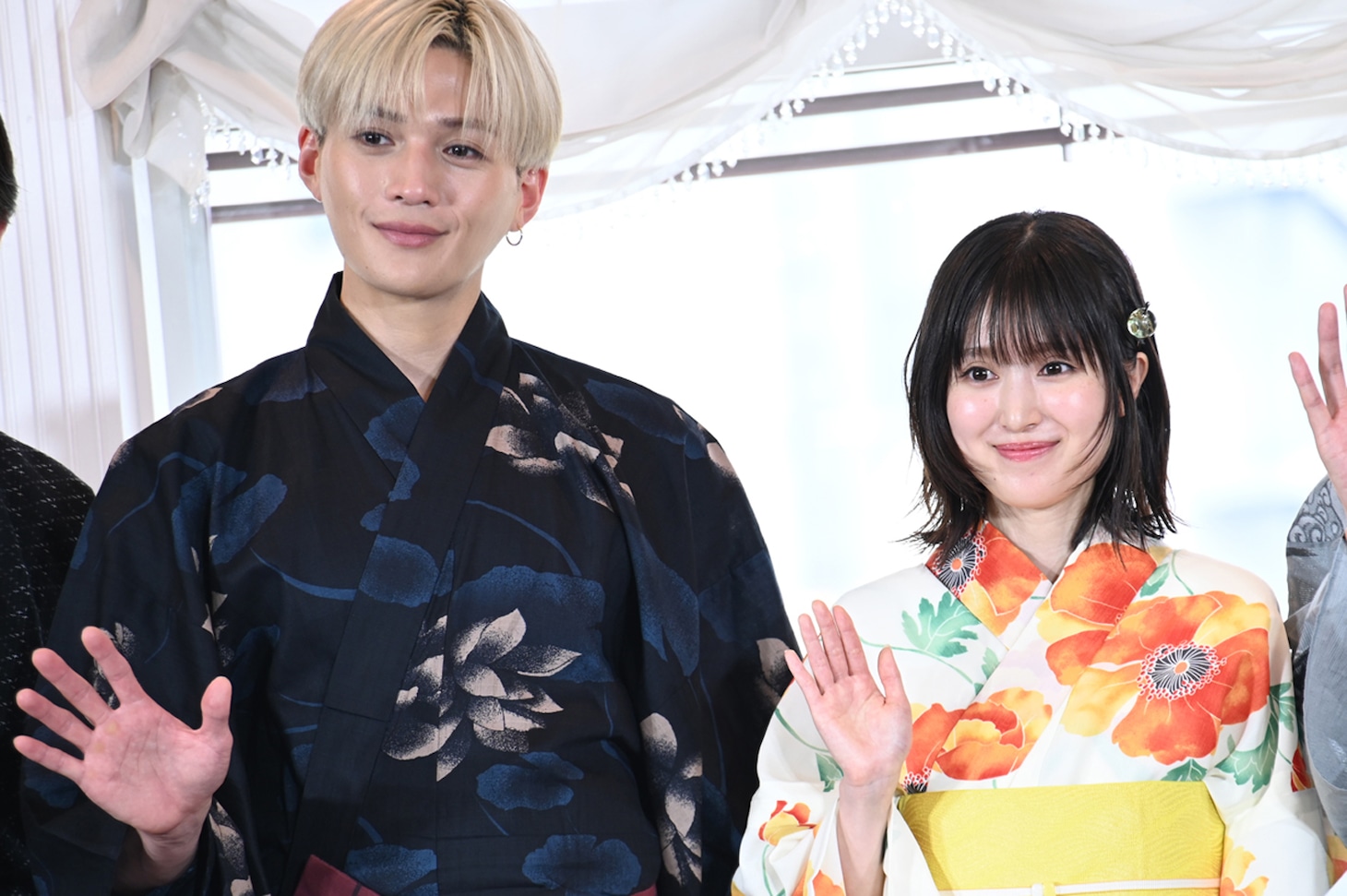 左から八木勇征、福本莉子