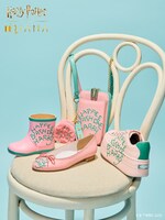 「バースデーケーキ」シリーズ キッズレインシューズ（左 / 税込8800円）、「バースデーケーキ」シリーズ バレエシューズ（中央手前 / 税込1万8150円）、「バースデーケーキ」シリーズ スマホショルダー（中央奥 / 税込1万6500円）、「バースデーケーキ」シリーズ ボリュームソールスニーカー（右 / 税込1万9800円）