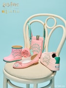 「バースデーケーキ」シリーズ キッズレインシューズ(左 / 税込8800円)、「バースデーケーキ」シリーズ バレエシューズ(中央手前 / 税込1万8150円)、「バースデーケーキ」シリーズ スマホショルダー(中央奥 / 税込1万6500円)、「バースデーケーキ」シリーズ ボリュームソールスニーカー(右 / 税込1万9800円)