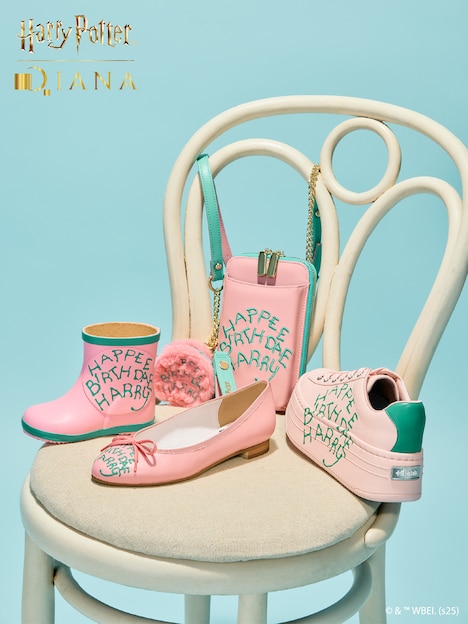 「バースデーケーキ」シリーズ キッズレインシューズ(左 / 税込8800円)、「バースデーケーキ」シリーズ バレエシューズ(中央手前 / 税込1万8150円)、「バースデーケーキ」シリーズ スマホショルダー(中央奥 / 税込1万6500円)、「バースデーケーキ」シリーズ ボリュームソールスニーカー(右 / 税込1万9800円)