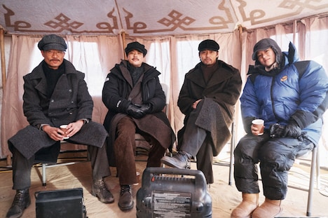 「ハルビン」のメイキング写真。左からチョ・ウジン、パク・ジョンミン、ヒョンビン、チョン・ヨビン