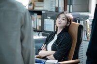 ドラマ「財閥 x 刑事」場面写真より、パク・ジヒョン演じるイ・ガンヒョン