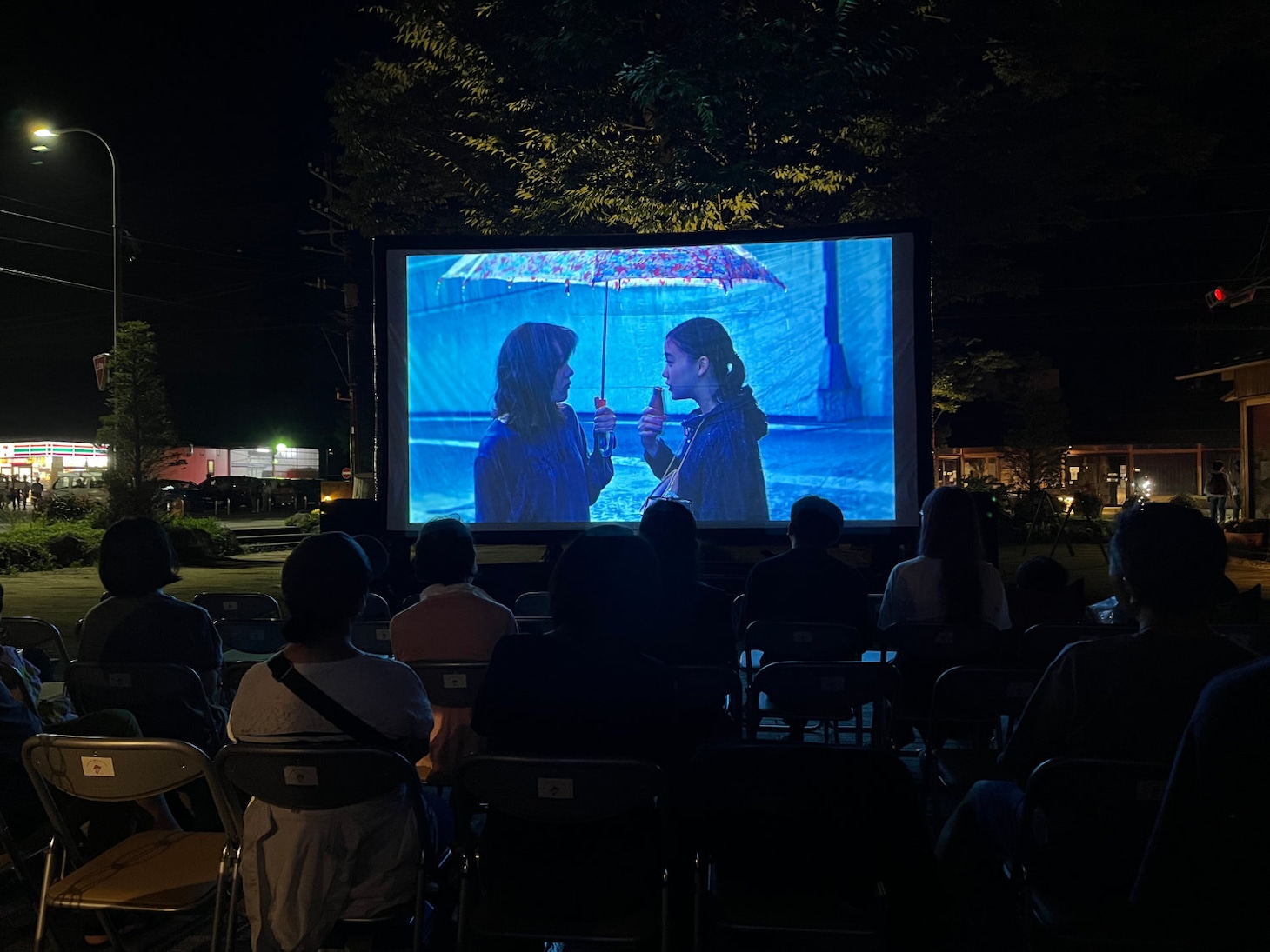 OPENAIR CINEMAによる無料映画上映会の様子
