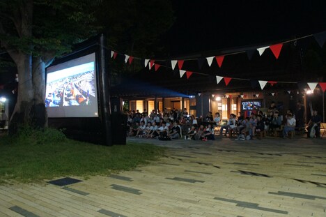 OPENAIR CINEMAによる無料映画上映会の様子