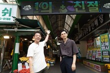 韓国・サンドン市場を訪れた浜崎慎治（左）と吉沢亮（右）