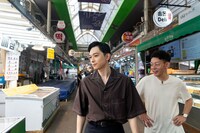 韓国・サンドン市場を散策する吉沢亮（左）と浜崎慎治（右）