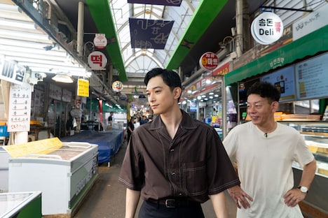 韓国・サンドン市場を散策する吉沢亮（左）と浜崎慎治（右）