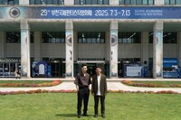 韓国を訪れた吉沢亮（左）と浜崎慎治（右）