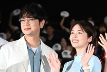 左から松本潤、小芝風花