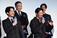 竹野内豊（左）のエピソードについて、思い出し笑いする玉木宏（右）