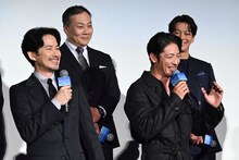 竹野内豊（左）のエピソードについて、思い出し笑いする玉木宏（右）