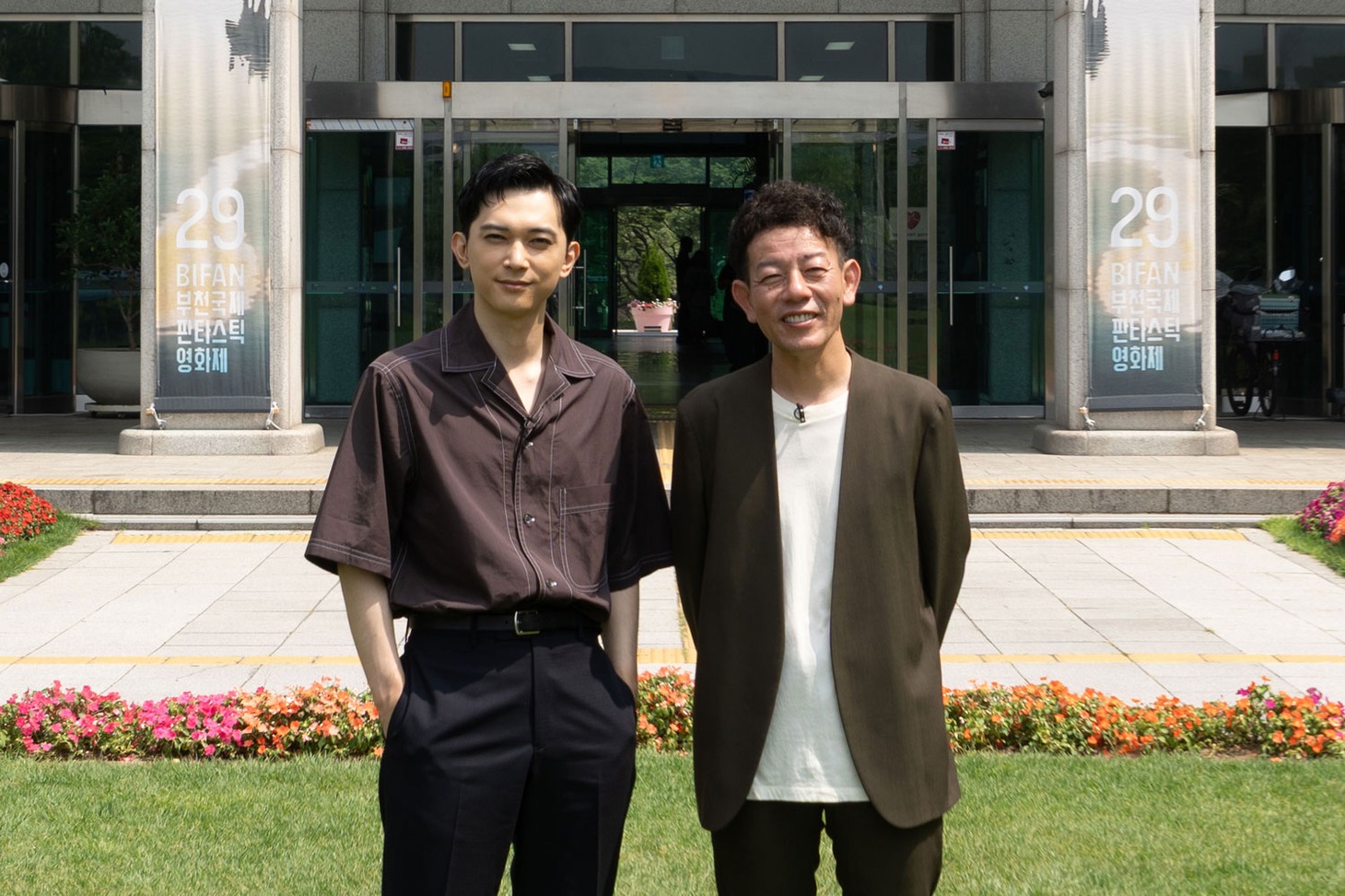 韓国を訪れた吉沢亮（左）と浜崎慎治（右）