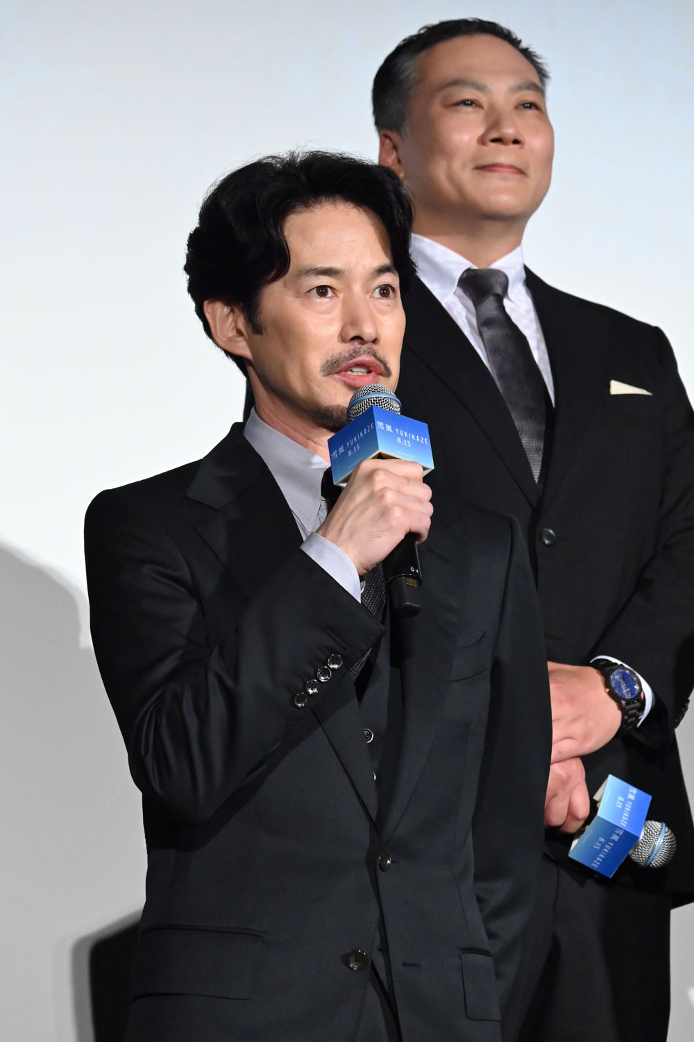 竹野内豊（前）、田中美央（奥）