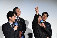 竹野内豊（前列左）がエアコンを微調整していた様子を、ジェスチャーで表現する玉木宏（前列右）