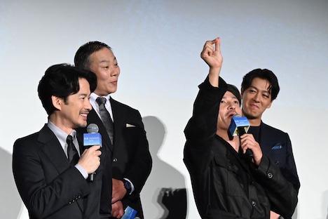 竹野内豊（前列左）がエアコンを微調整していた様子を、ジェスチャーで表現する玉木宏（前列右）