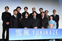 「雪風 YUKIKAZE」完成披露上映会にて、前列左から藤本隆宏、奥平大兼、竹野内豊、玉木宏、田中麗奈。後列左から川口貴弘、山内圭哉、三浦誠己、田中美央、中林大樹、長谷川康夫、山田敏久